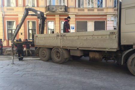 Плиточное покрытие возле Оперного театра капитально ремонтируют (фото) 