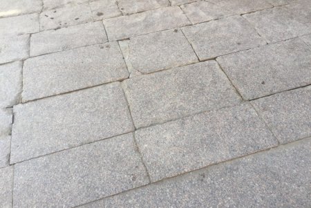 Плиточное покрытие возле Оперного театра капитально ремонтируют (фото) 