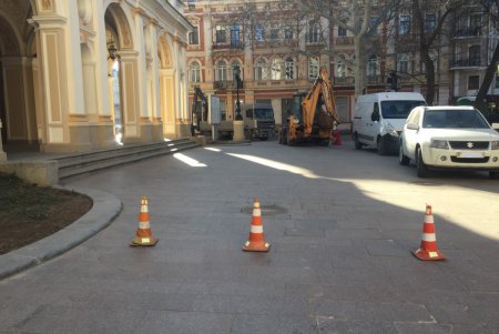 Плиточное покрытие возле Оперного театра капитально ремонтируют (фото) 