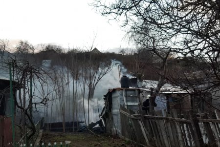 Пожар в Большевике: с камышей огонь перекинулся на жилой дом (фото)