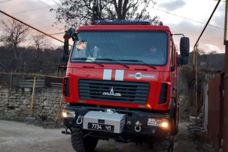 Пожар в Большевике: с камышей огонь перекинулся на жилой дом (фото)