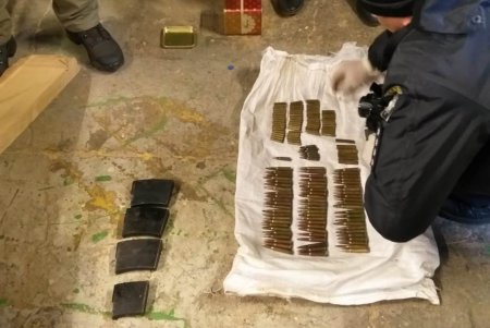 Служебная собака в Беляевском районе помогла обнаружить винтовку и боеприпасы в жилом доме (фото)