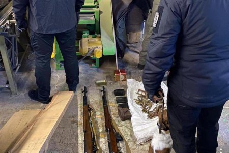 Служебная собака в Беляевском районе помогла обнаружить винтовку и боеприпасы в жилом доме (фото)