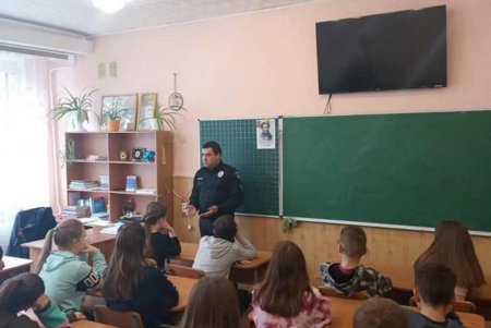 Полицейские разъясняют школьникам правила дорожного движения (фото)