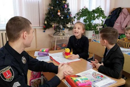 Полицейские разъясняют школьникам правила дорожного движения (фото)