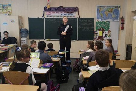 Полицейские разъясняют школьникам правила дорожного движения (фото)