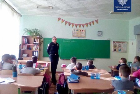 Полицейские разъясняют школьникам правила дорожного движения (фото)