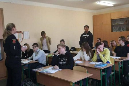 Полицейские разъясняют школьникам правила дорожного движения (фото)