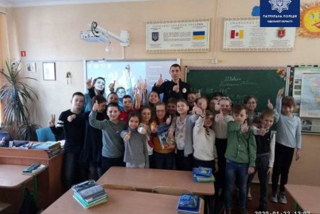 Полицейские разъясняют школьникам правила дорожного движения (фото)