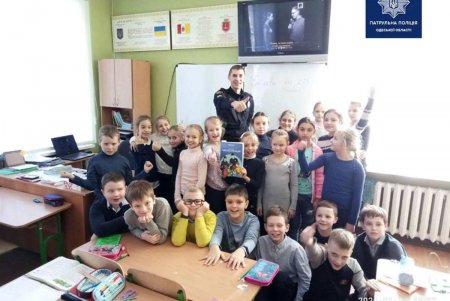 Полицейские разъясняют школьникам правила дорожного движения (фото)