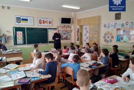 Полицейские разъясняют школьникам правила дорожного движения (фото)