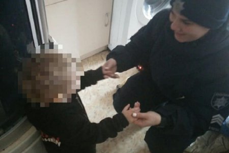 Дети кричали и просили о помощи: одесситка ушла гулять и на сутки закрыла сыновей в квартире (фото)