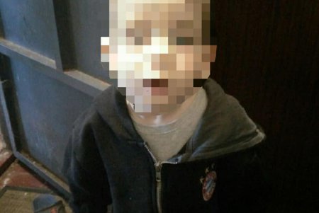 Дети кричали и просили о помощи: одесситка ушла гулять и на сутки закрыла сыновей в квартире (фото)