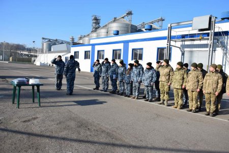 Выпускникам школы военных водолазов вручили сертификаты (фото)