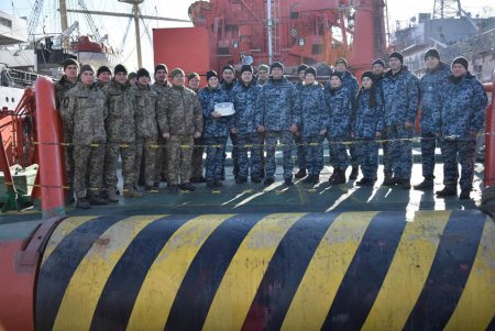 Выпускникам школы военных водолазов вручили сертификаты (фото)