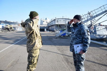 Выпускникам школы военных водолазов вручили сертификаты (фото)