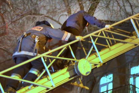 На Нежинской горел жилой дом (фоторепортаж) 