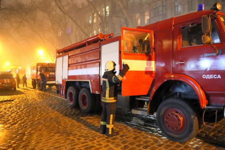На Нежинской горел жилой дом (фоторепортаж) 