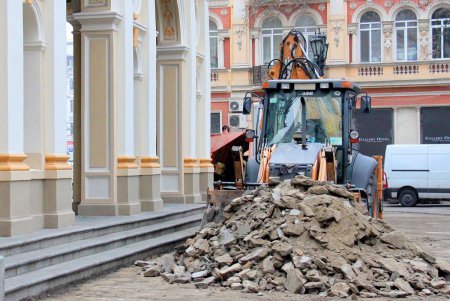 Замена плиточного покрытия между сквером Пале-Рояль и оперным театром (фоторепортаж)