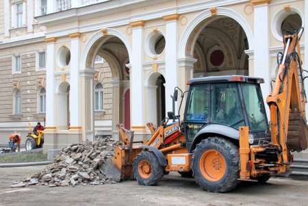 Замена плиточного покрытия между сквером Пале-Рояль и оперным театром (фоторепортаж)