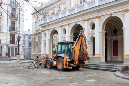Замена плиточного покрытия между сквером Пале-Рояль и оперным театром (фоторепортаж)