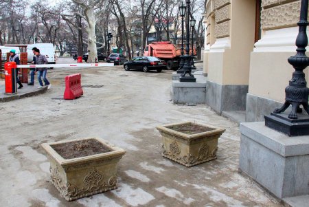 Замена плиточного покрытия между сквером Пале-Рояль и оперным театром (фоторепортаж)