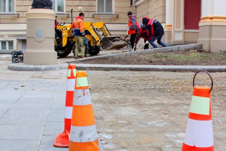 Замена плиточного покрытия между сквером Пале-Рояль и оперным театром (фоторепортаж)