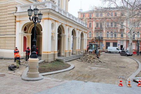 Замена плиточного покрытия между сквером Пале-Рояль и оперным театром (фоторепортаж)