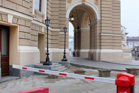 Замена плиточного покрытия между сквером Пале-Рояль и оперным театром (фоторепортаж)