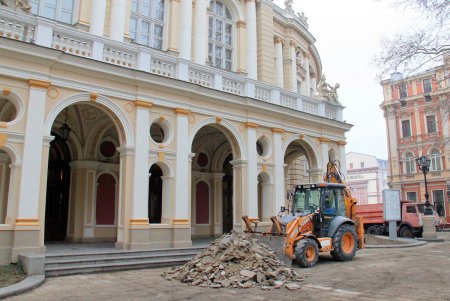 Замена плиточного покрытия между сквером Пале-Рояль и оперным театром (фоторепортаж)