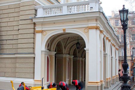 Замена плиточного покрытия между сквером Пале-Рояль и оперным театром (фоторепортаж)