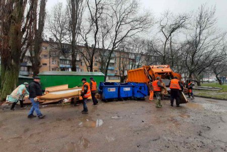Плохие погодные условия не помешали генеральной уборке в Киевском районе (фото) 