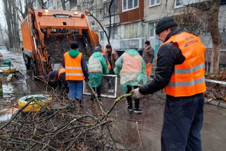 Плохие погодные условия не помешали генеральной уборке в Киевском районе (фото) 