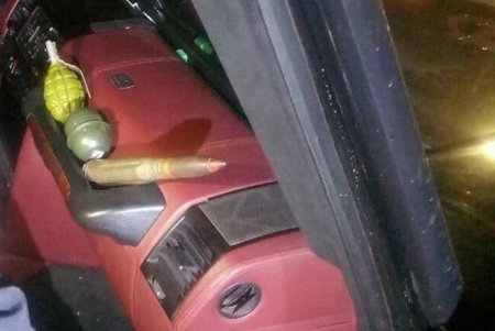 Патрульные остановили на поселке Котовского элитный внедорожник: водитель был пьян, а салон — забит оружием (фото)