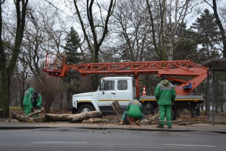 Коммунальщики навели чистоту на улицах и межквартальных проездах в Малиновском районе (фото)