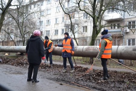Коммунальщики навели чистоту на улицах и межквартальных проездах в Малиновском районе (фото)