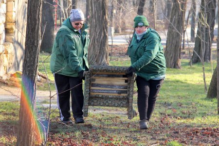 В сквере Старостина провели комплексную уборку (фоторепортаж)