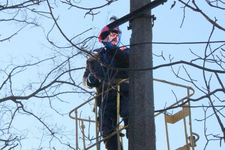 В сквере Старостина провели комплексную уборку (фоторепортаж)