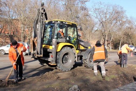 В сквере Старостина провели комплексную уборку (фоторепортаж)
