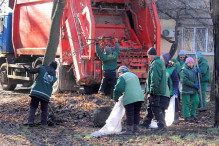 В сквере Старостина провели комплексную уборку (фоторепортаж)