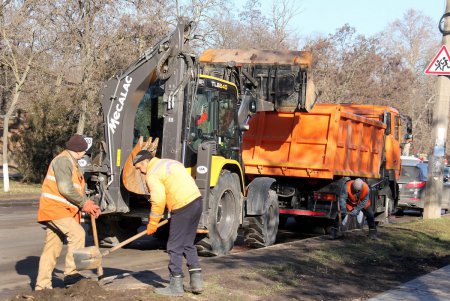 В сквере Старостина провели комплексную уборку (фоторепортаж)