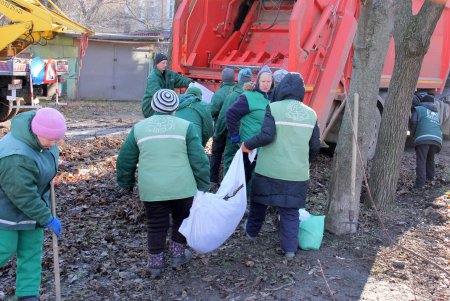 В сквере Старостина провели комплексную уборку (фоторепортаж)