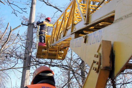 В сквере Старостина провели комплексную уборку (фоторепортаж)