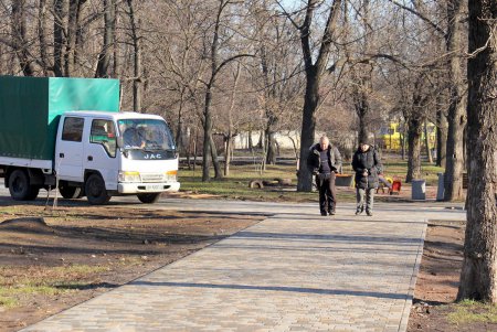 В сквере Старостина провели комплексную уборку (фоторепортаж)