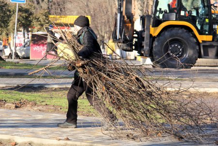 В сквере Старостина провели комплексную уборку (фоторепортаж)