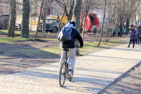 В сквере Старостина провели комплексную уборку (фоторепортаж)