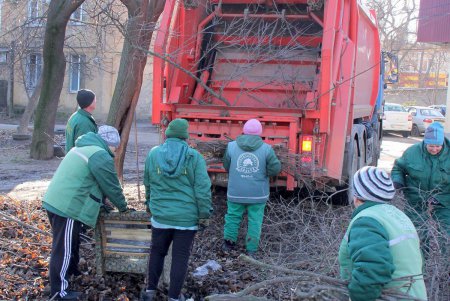 В сквере Старостина провели комплексную уборку (фоторепортаж)