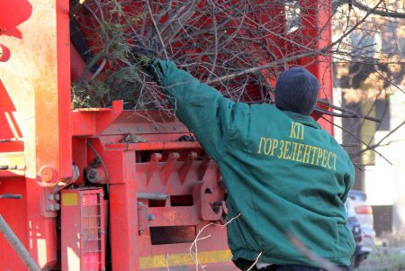 В сквере Старостина провели комплексную уборку (фоторепортаж)