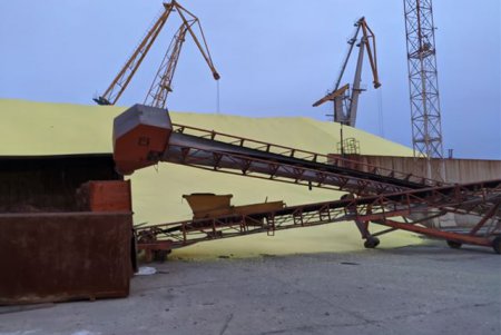 В Черноморском порту сера засыпала железнодорожный состав (фото, видео)