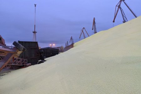 В Черноморском порту сера засыпала железнодорожный состав (фото, видео)